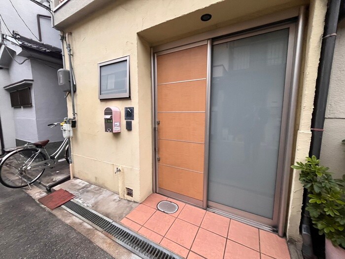 物件外観写真3　(エントランス部分)