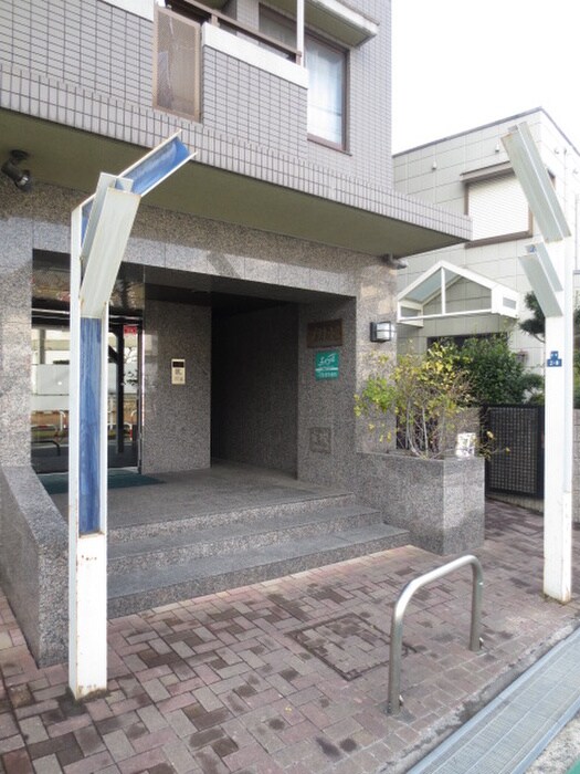 物件外観写真3　(エントランス部分)