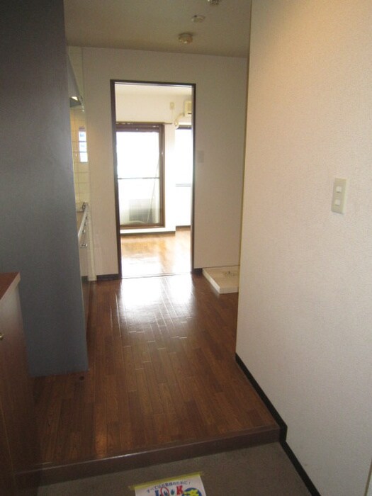 物件内観写真13　(玄関)