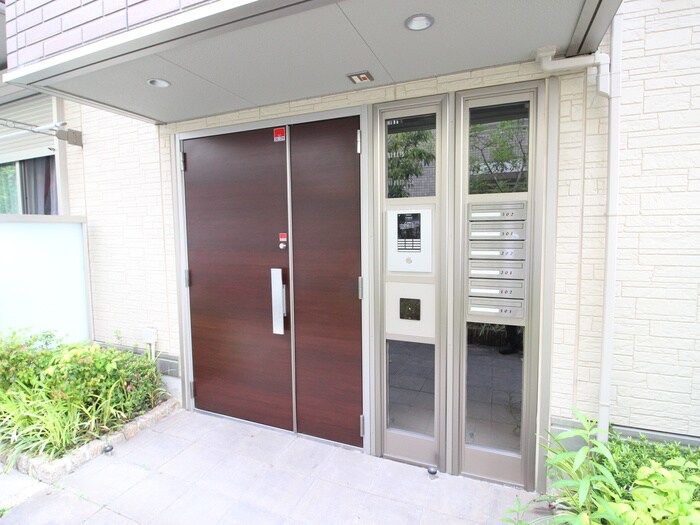 物件外観写真2　(エントランス部分)
