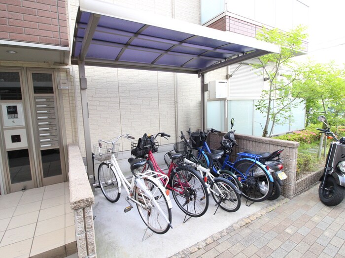 物件外観写真4　(駐輪場)