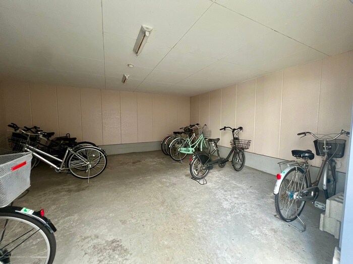 物件外観写真4　(駐輪場)