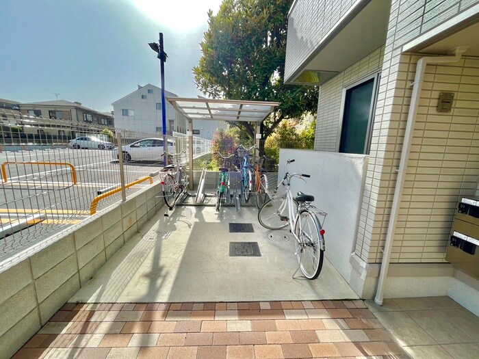 物件外観写真5　(駐輪場)
