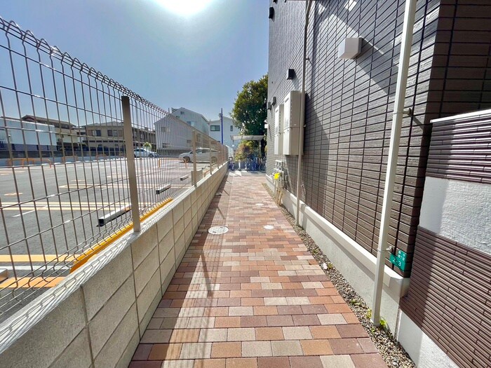 物件外観写真6　(エントランス部分)