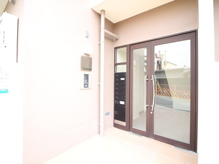 物件外観写真3　(エントランス部分)