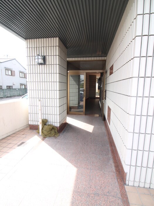 物件外観写真3　(エントランス部分)