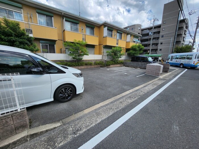 物件外観写真4　(駐車場)