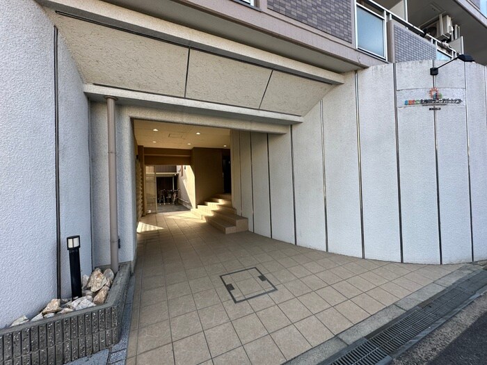 物件外観写真2　(エントランス部分)