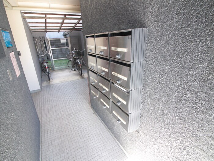 物件外観写真3　(エントランス部分)