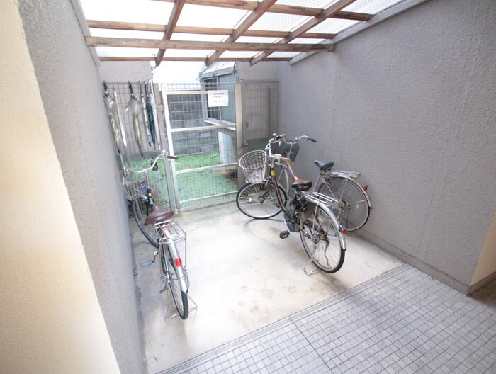 物件外観写真4　(駐輪場)
