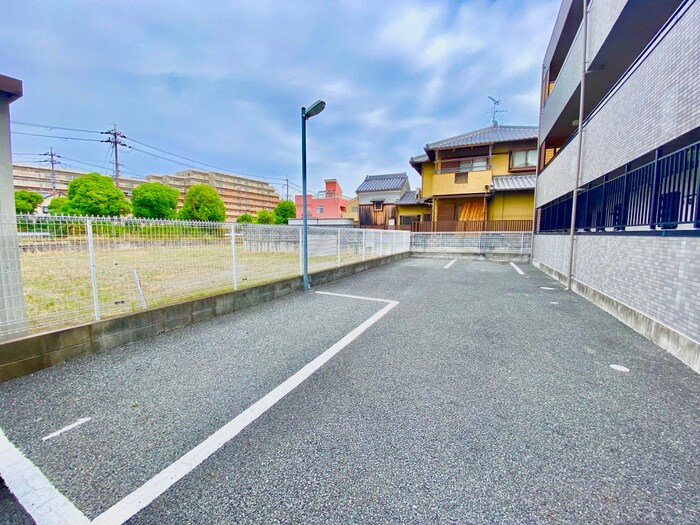物件外観写真5　(駐車場)