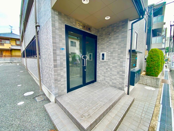 物件外観写真6　(エントランス部分)