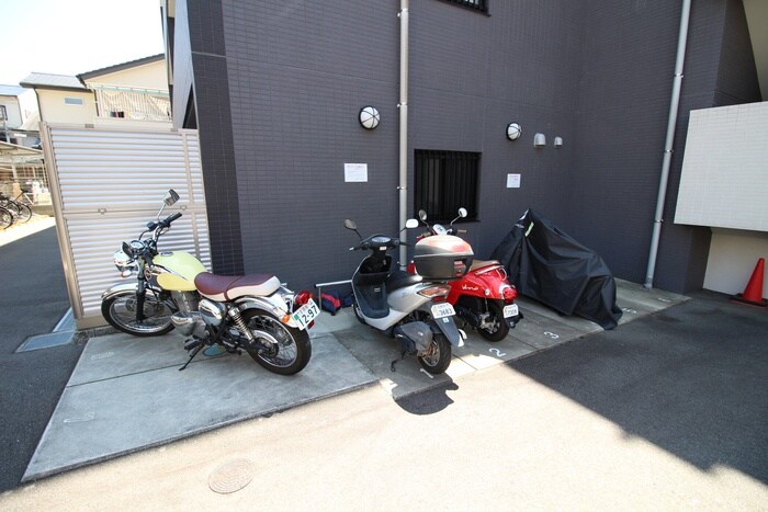 物件外観写真5　(バイク置き場)
