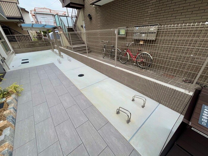 物件外観写真3　(バイク置き場)