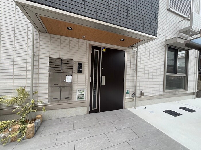 物件外観写真6　(エントランス部分)