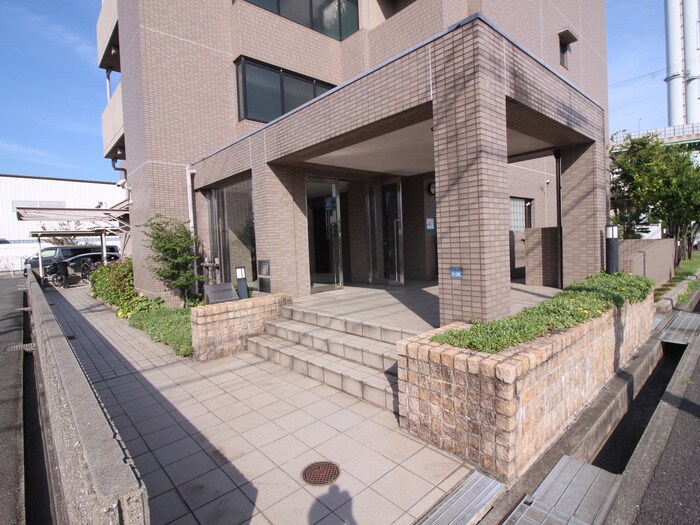 物件外観写真2　(エントランス部分)