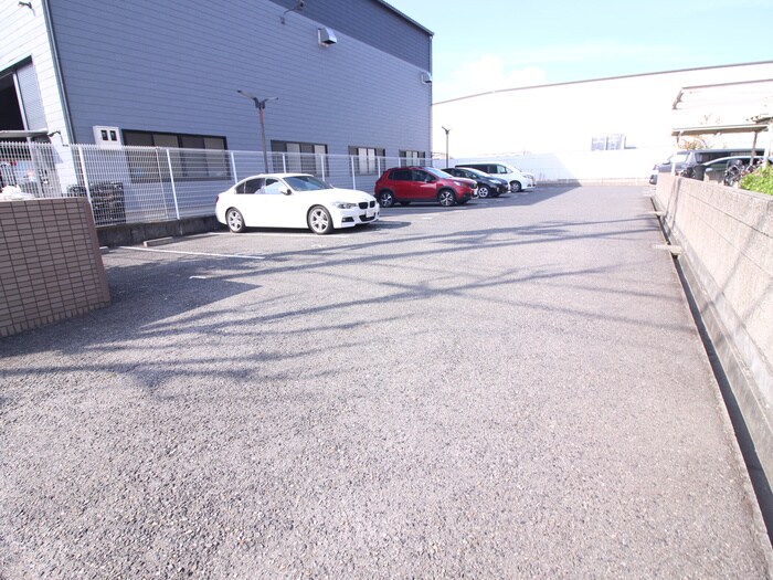 物件外観写真4　(駐車場)
