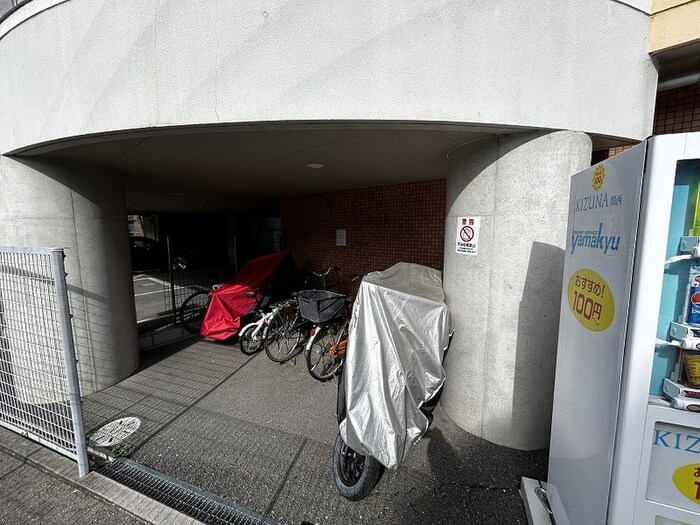 物件外観写真4　(駐輪場)