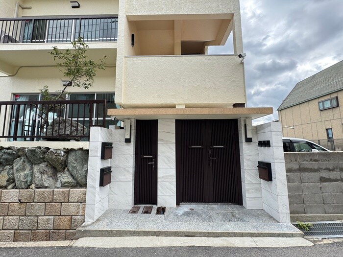 物件外観写真4　(エントランス部分)