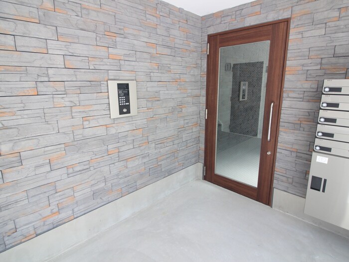 物件外観写真2　(エントランス部分)