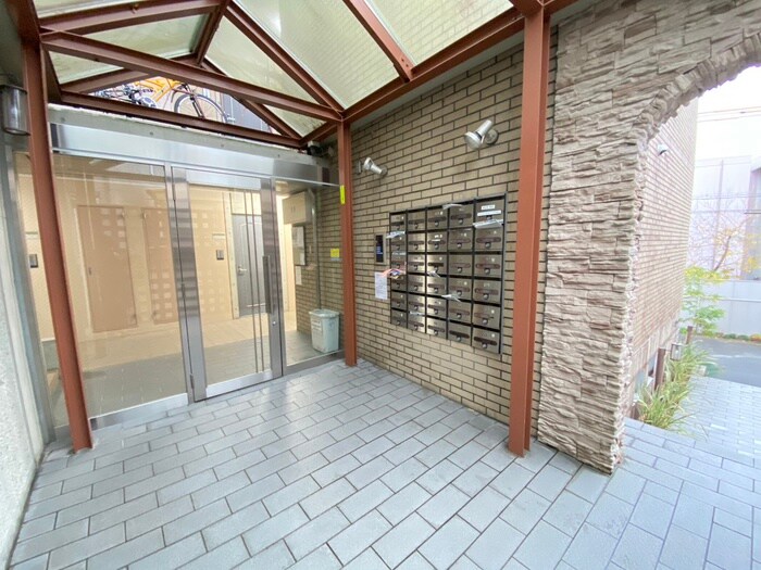 物件外観写真4　(エントランス部分)