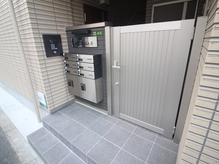 物件外観写真4　(エントランス部分)