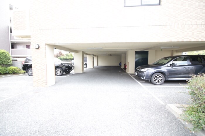 物件外観写真3　(駐車場)