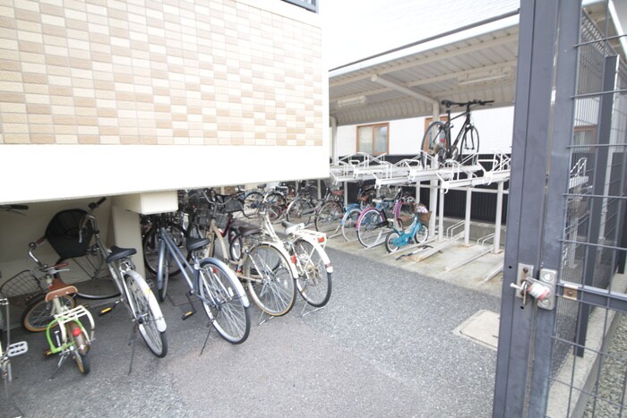 物件外観写真4　(駐輪場)