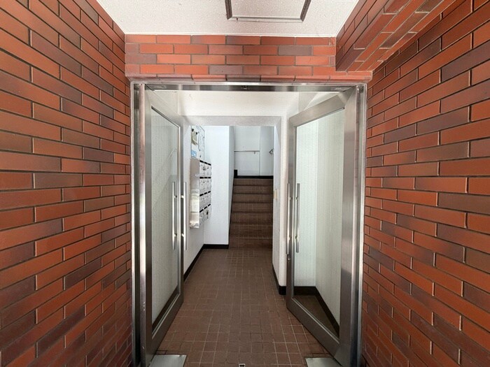 物件外観写真3　(エントランス部分)