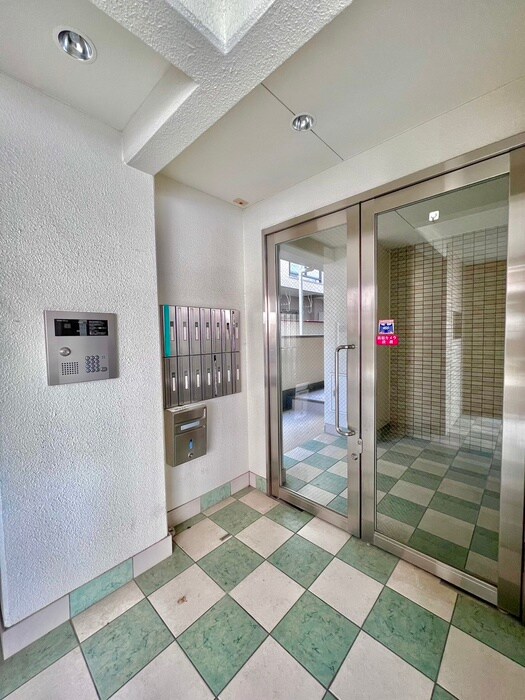 物件外観写真3　(エントランス部分)