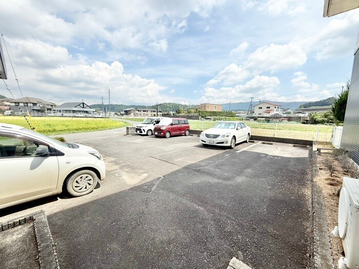 物件外観写真3　(駐車場)