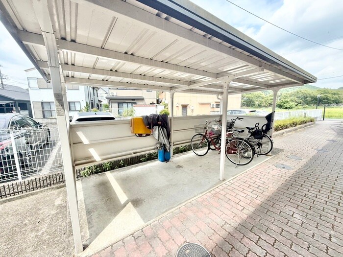 物件外観写真4　(駐輪場)