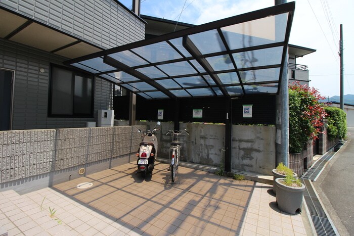 物件外観写真4　(駐輪場)
