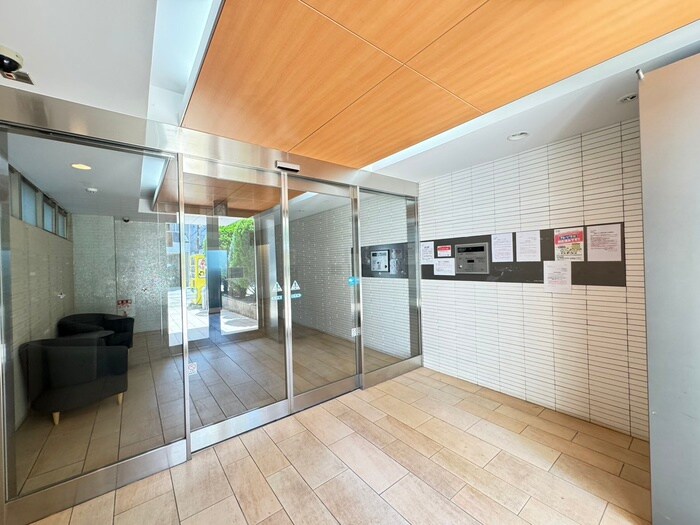 物件外観写真4　(エントランス部分)