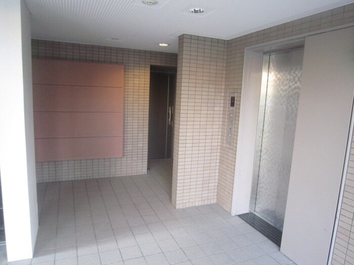 物件外観写真4　(エントランス部分)