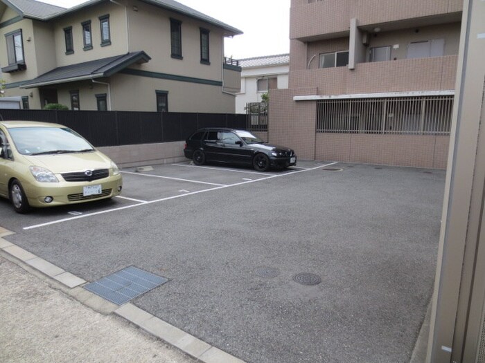 物件外観写真6　(駐車場)