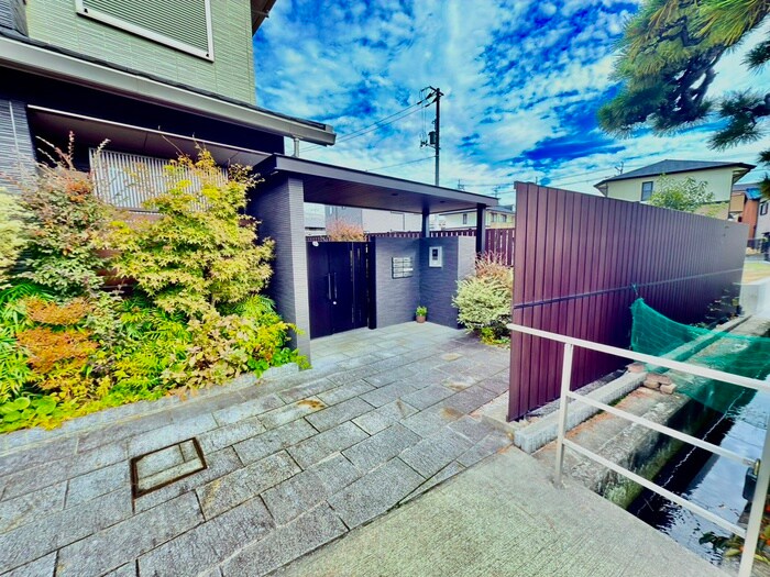 物件外観写真3　(エントランス部分)