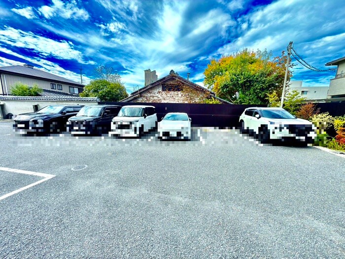 物件外観写真5　(駐車場)