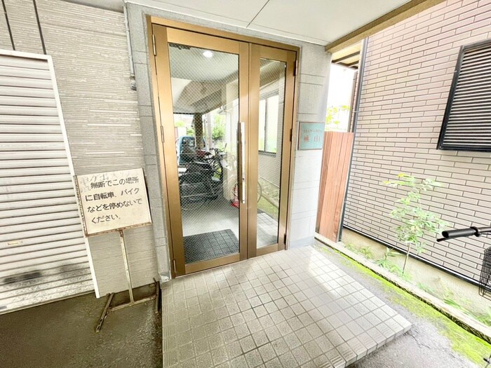 物件外観写真4　(エントランス部分)