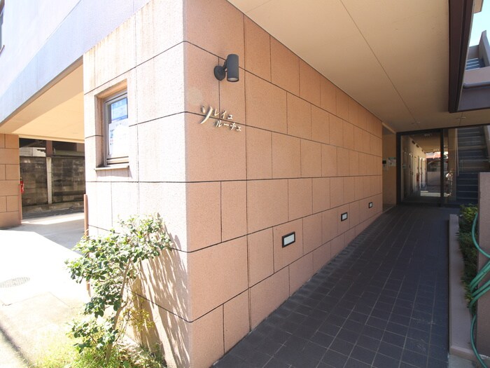 物件外観写真3　(エントランス部分)