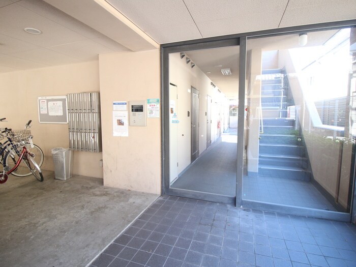物件外観写真4　(エントランス部分)