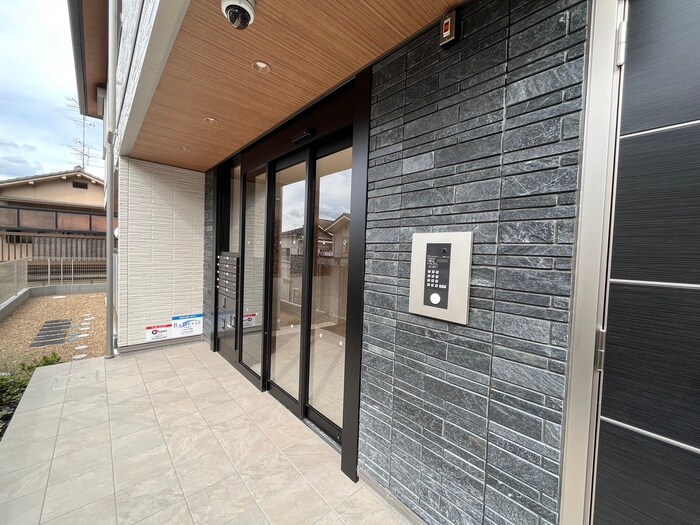 物件外観写真3　(エントランス部分)