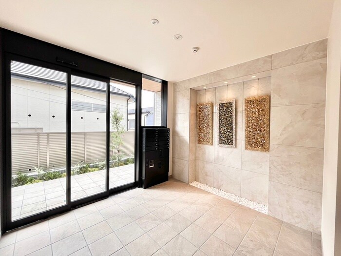 物件外観写真4　(エントランス部分)