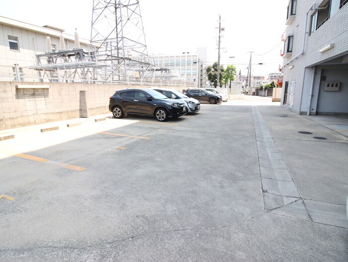 物件外観写真5　(駐車場)