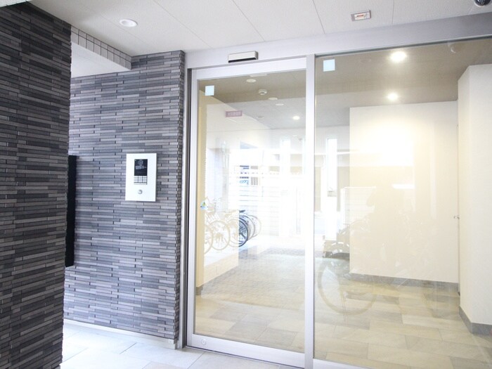 物件外観写真3　(エントランス部分)