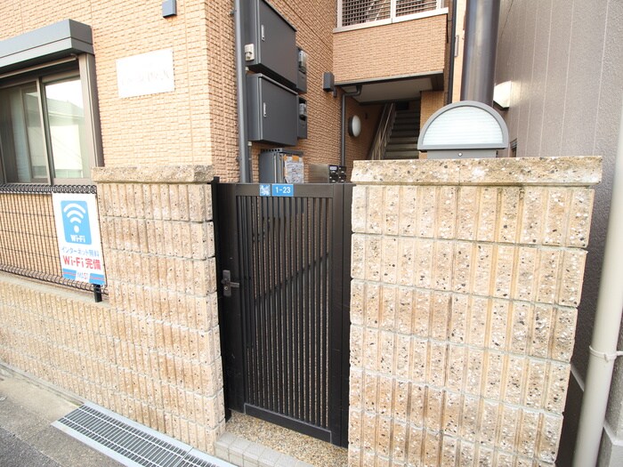 物件外観写真3　(エントランス部分)