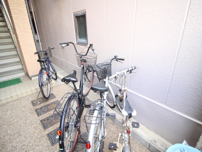 物件外観写真4　(駐輪場)