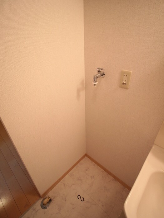 物件内観写真15　(洗濯機置場)