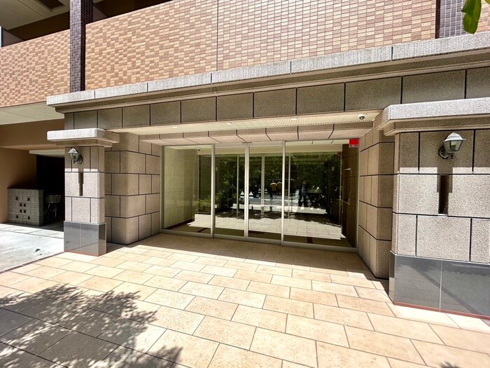 物件外観写真2　(エントランス部分)