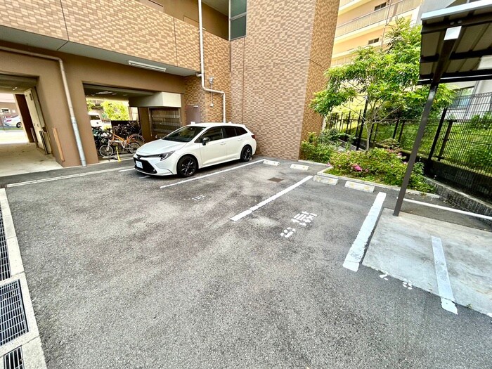 物件外観写真3　(駐車場)